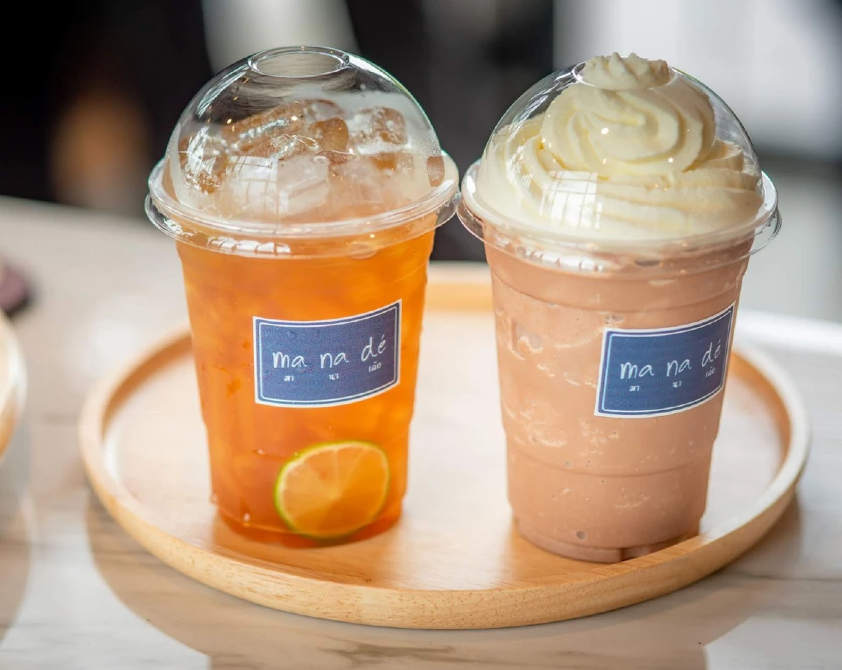 มา นา เด้อ คาเฟ่กลางทุ่งนาเมืองดอกบัว