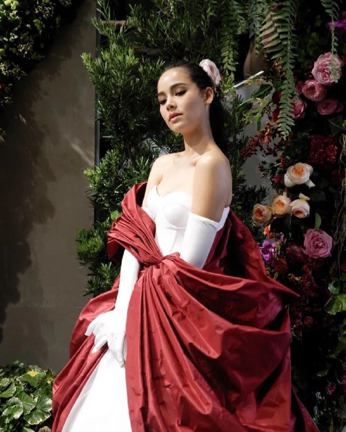 ส่องภาพ ญาญ่า อุรัสยา ในชุดราตรีสุดหรูหราสวยสง่าดั่งเจ้าหญิง