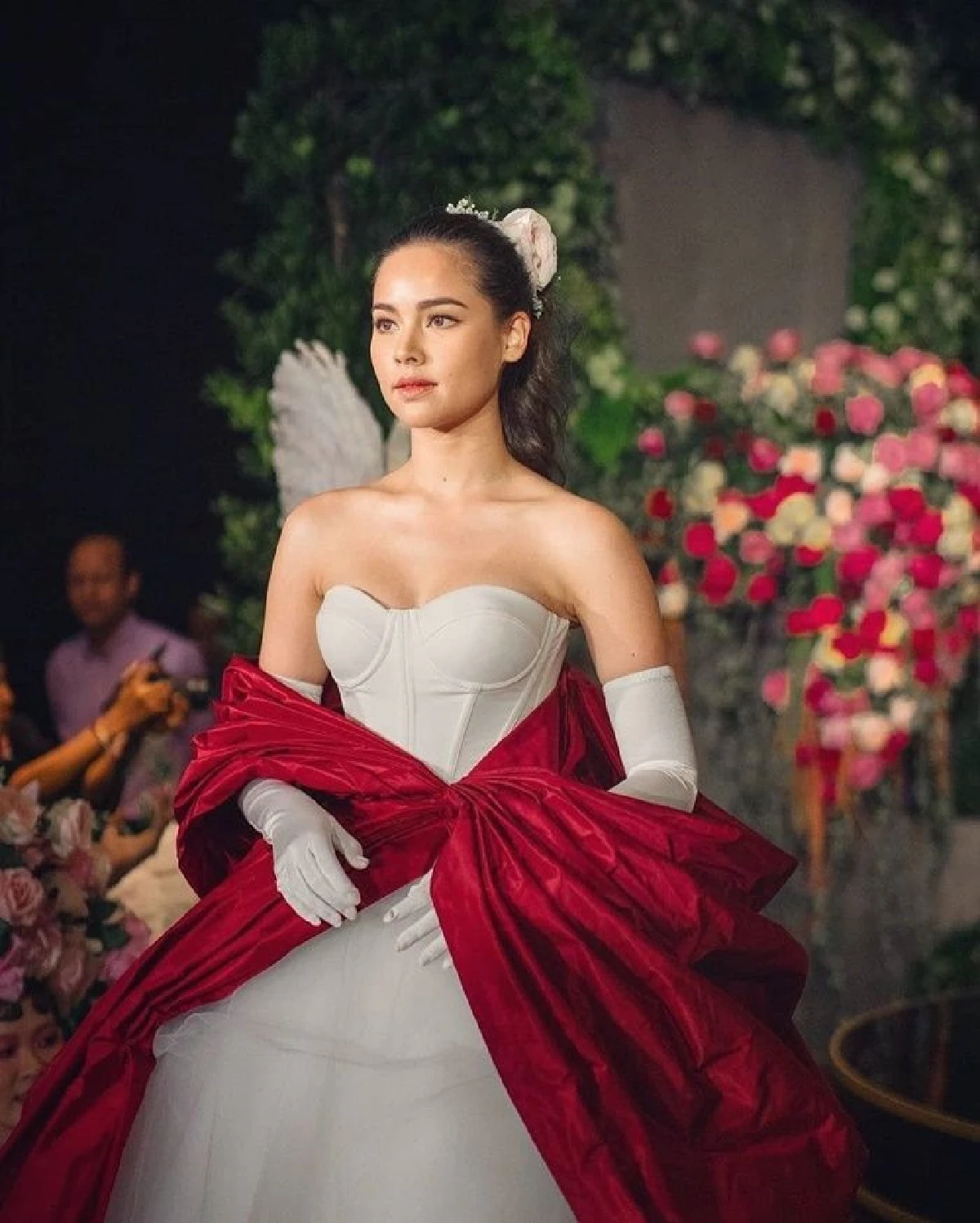 ส่องภาพ ญาญ่า อุรัสยา ในชุดราตรีสุดหรูหราสวยสง่าดั่งเจ้าหญิง