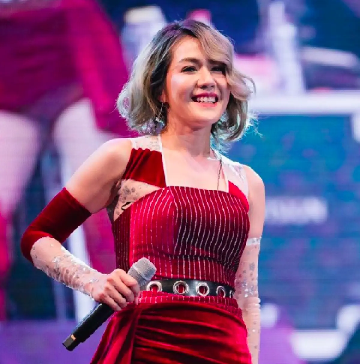 “นิว” โชว์กองเงิน จากแฟนเพลงที่มาขอเพลงให้ร้อง