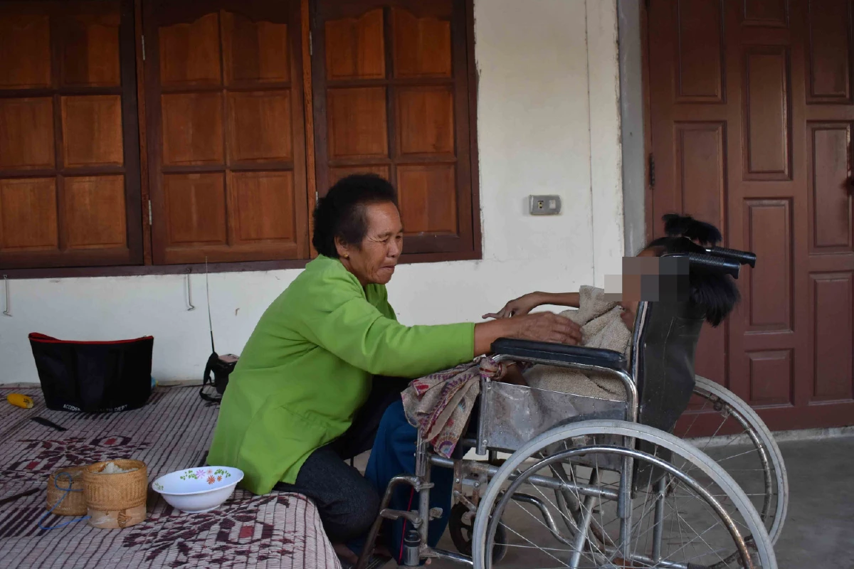 คุณยายแฉถูกตามตื้อขอหักค่าหัวคิวเลี้ยงหลานพิการ