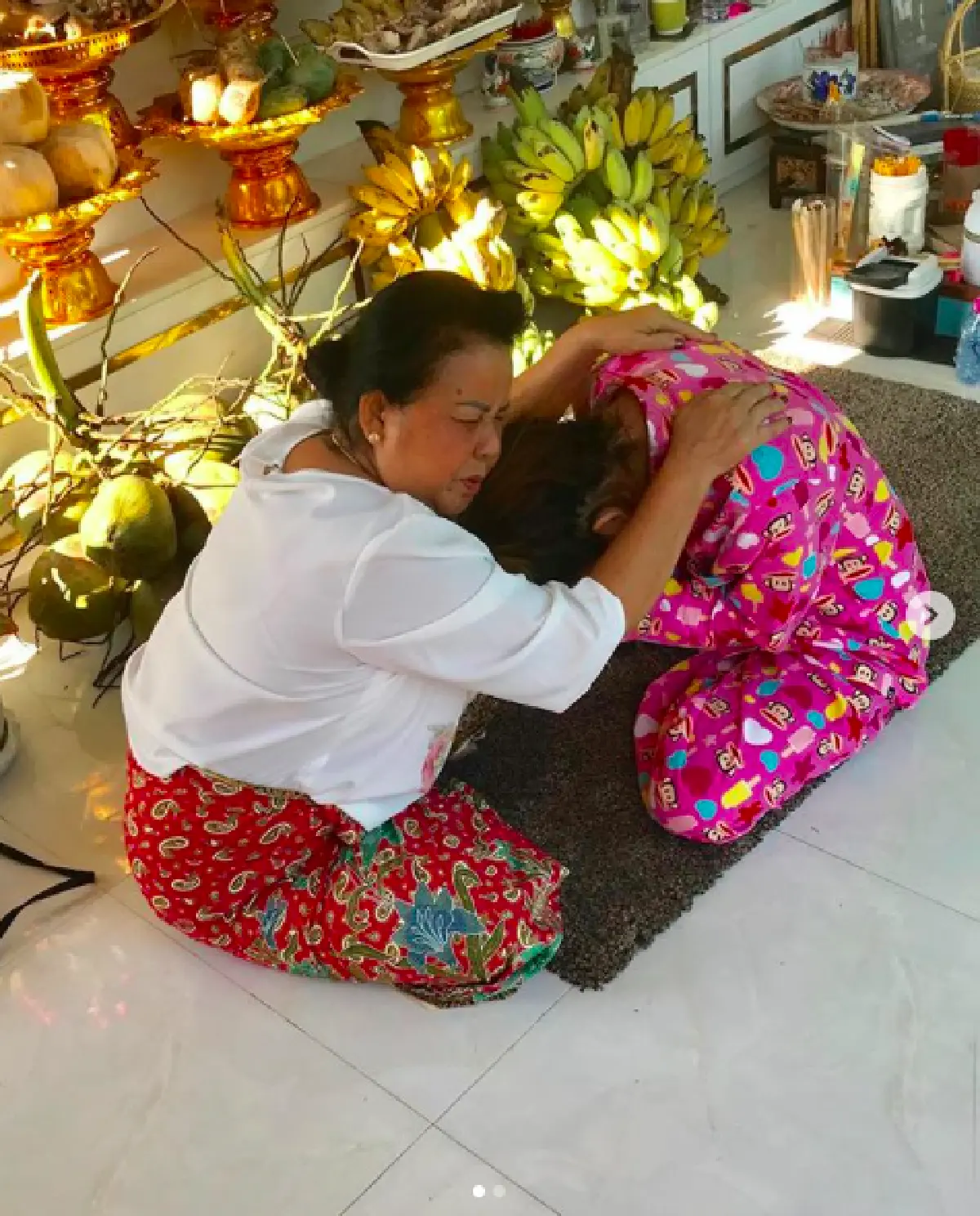 สวย รวยและกตัญญูมาก "จ๊ะ อาร์สยาม" ให้เงินพ่อ-แม่ พร้อมของขวัญสุดหรู