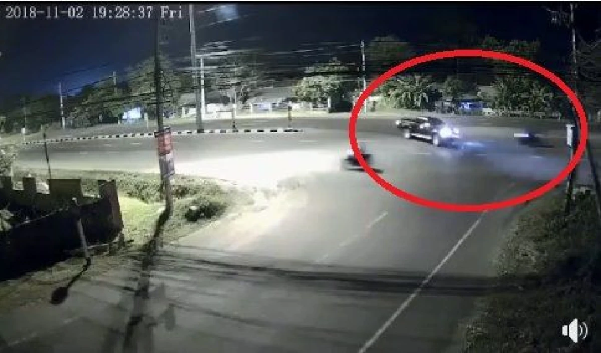 กระบะใจร้ายชนรถมอเตอร์ไซค์ ก่อนถอยเหยียบซ้ำและหลบหนี