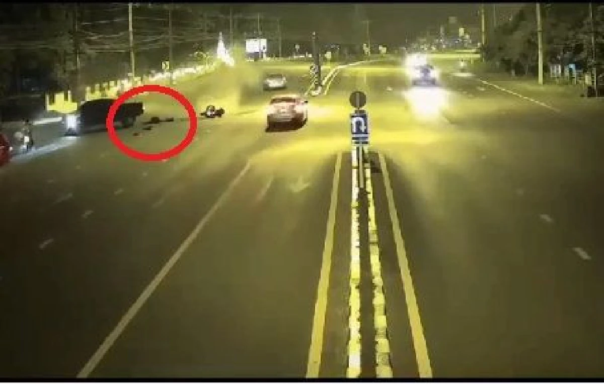 กระบะใจร้ายชนรถมอเตอร์ไซค์ ก่อนถอยเหยียบซ้ำและหลบหนี