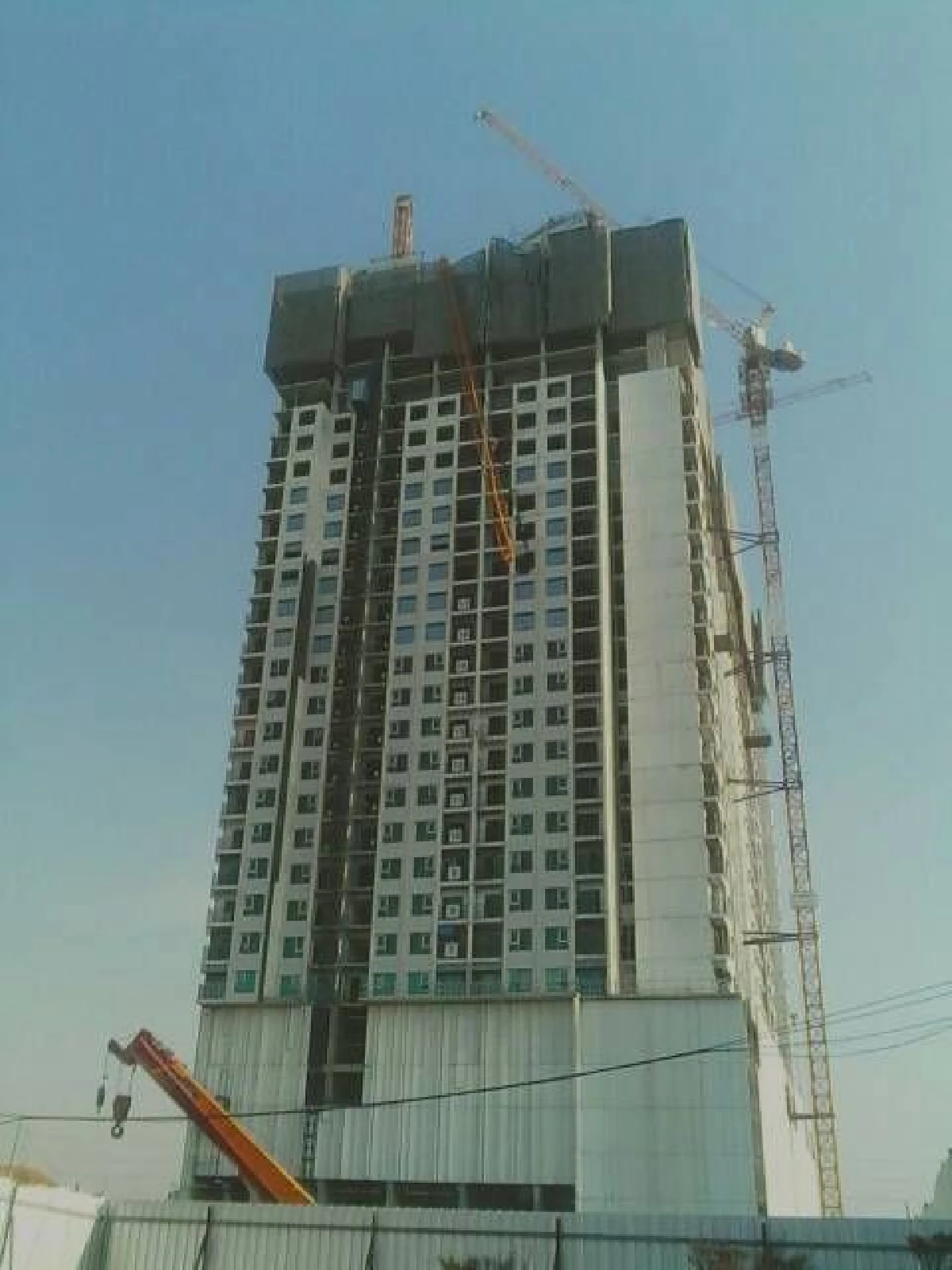 ระทึก! เครนบนโครงการก่อสร้างคอนโดย่านเทพารักษ์หัก