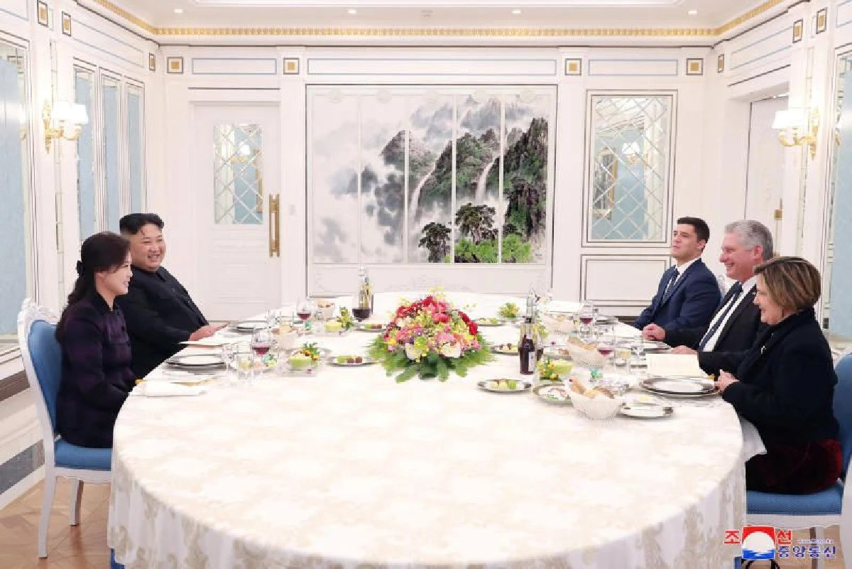 ผู้นำคิมต้อนรับสหายคิวบาสุดชื่นมื่น