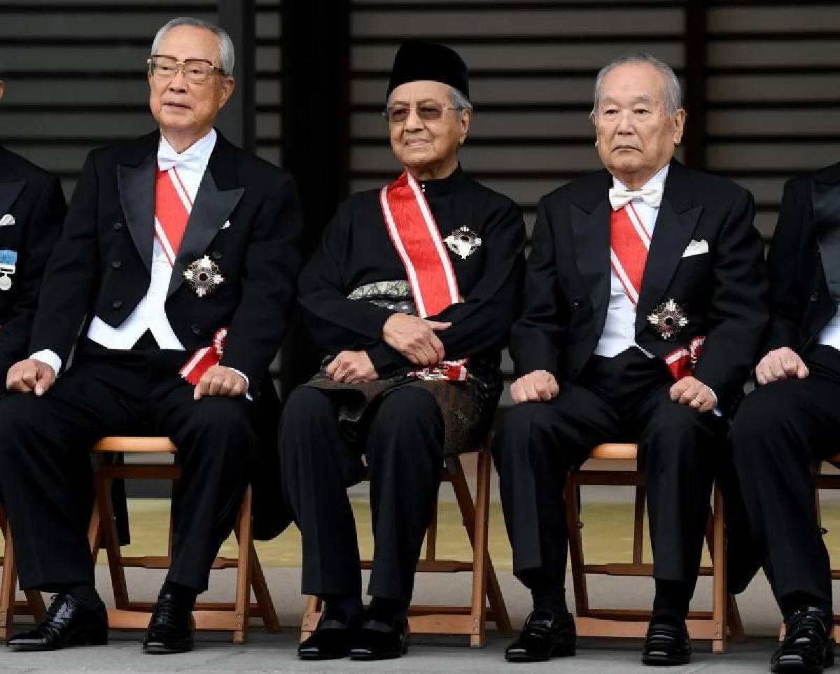 จักรพรรดิญี่ปุ่นพระราชทานเครื่องราชฯแก่นายกฯมหาเธร์