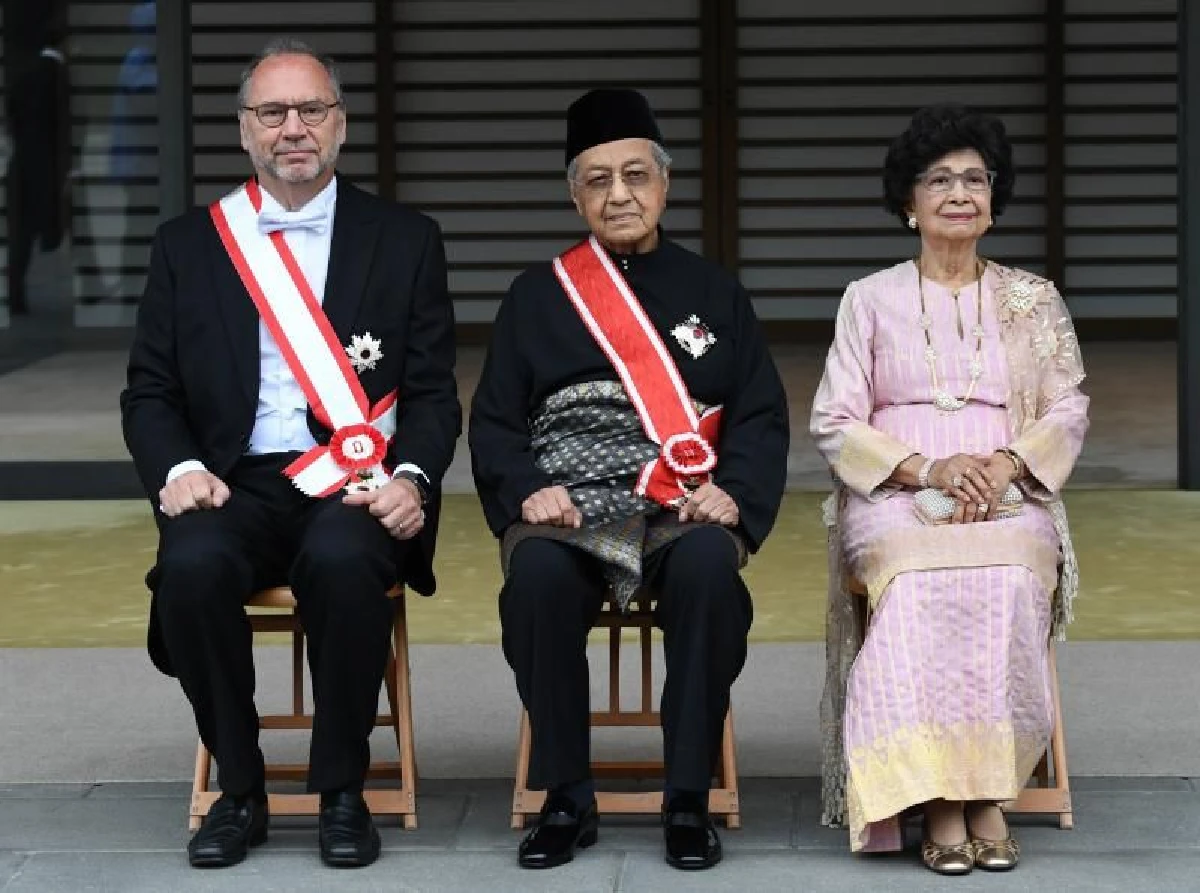 จักรพรรดิญี่ปุ่นพระราชทานเครื่องราชฯแก่นายกฯมหาเธร์