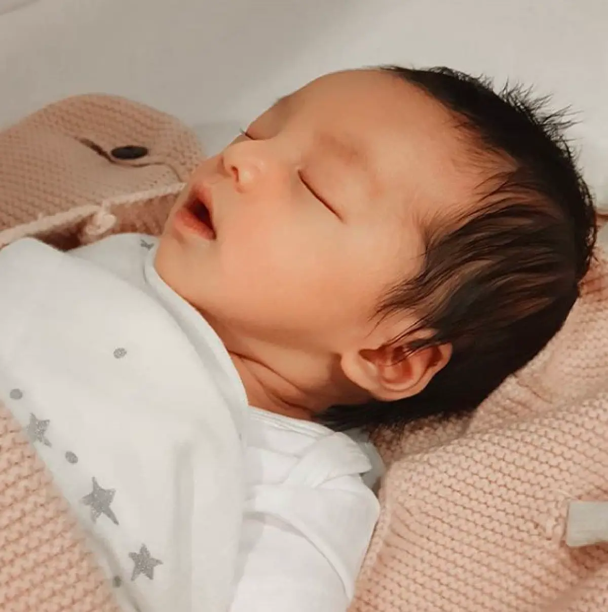 ส่องภาพ “น้องไทก้า” วัย 13 วัน ลูกชาย “แม่นิวเคลียร์-พ่อเพชรจ้า” ที่มองมุมไหนก็หล่อ!