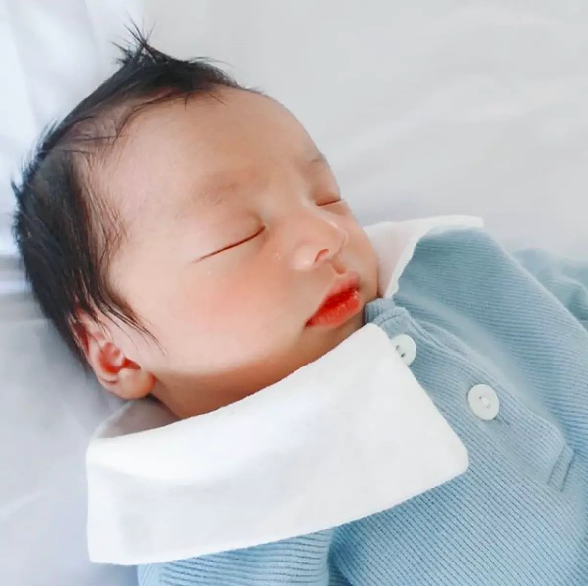 ส่องภาพ “น้องไทก้า” วัย 13 วัน ลูกชาย “แม่นิวเคลียร์-พ่อเพชรจ้า” ที่มองมุมไหนก็หล่อ!