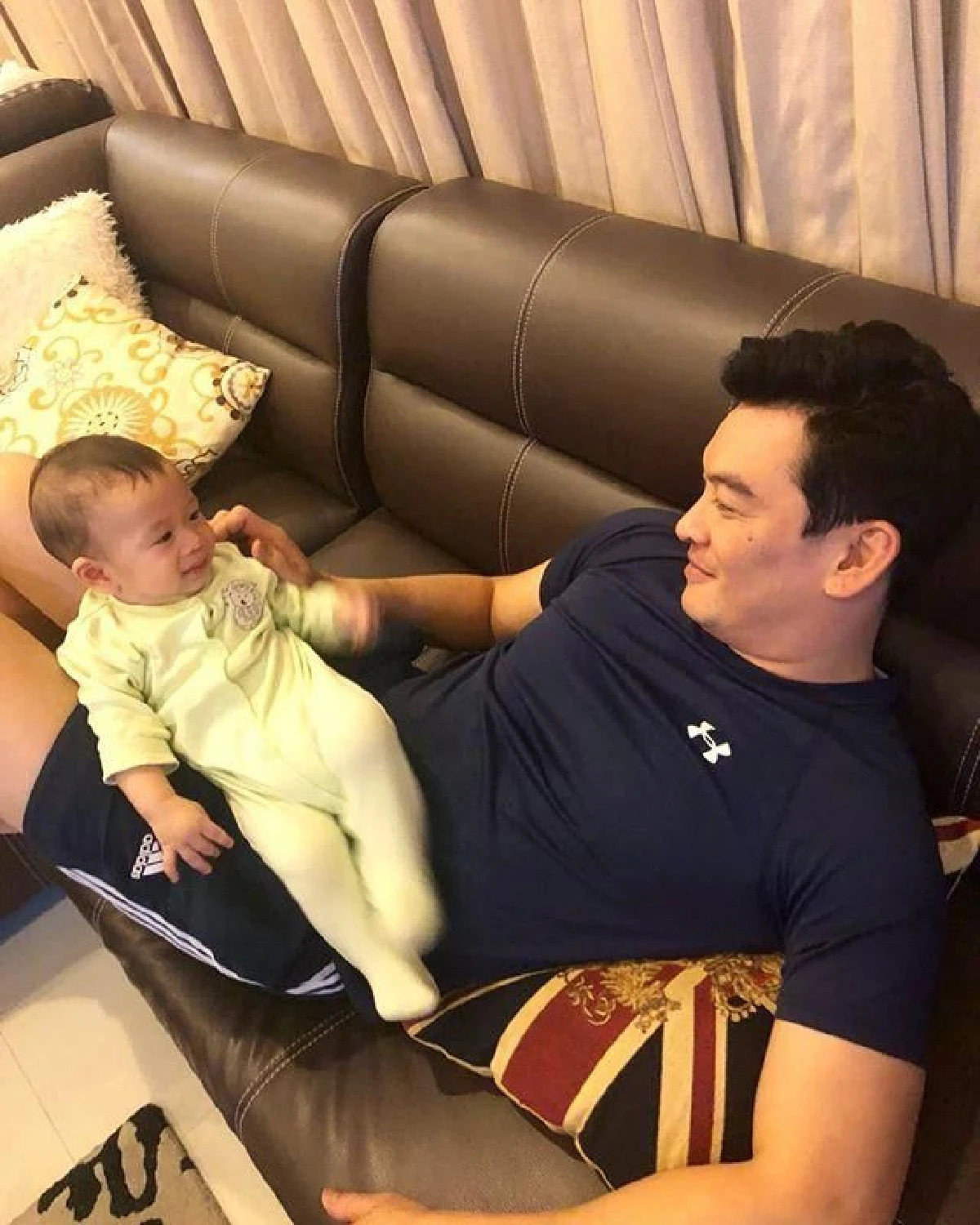 แย้มนามแฟมิลี่! ชาคริต-แอน พาลูกชายถ่ายภาพครอบครัวสวยหล่อสุดๆ