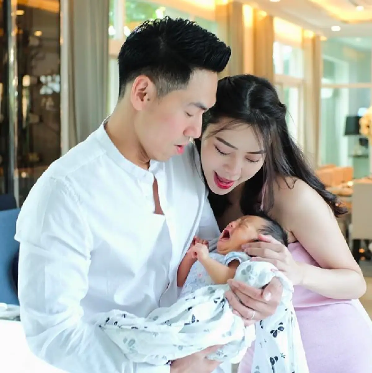 ส่องภาพ “น้องไทก้า” วัย 13 วัน ลูกชาย “แม่นิวเคลียร์-พ่อเพชรจ้า” ที่มองมุมไหนก็หล่อ!