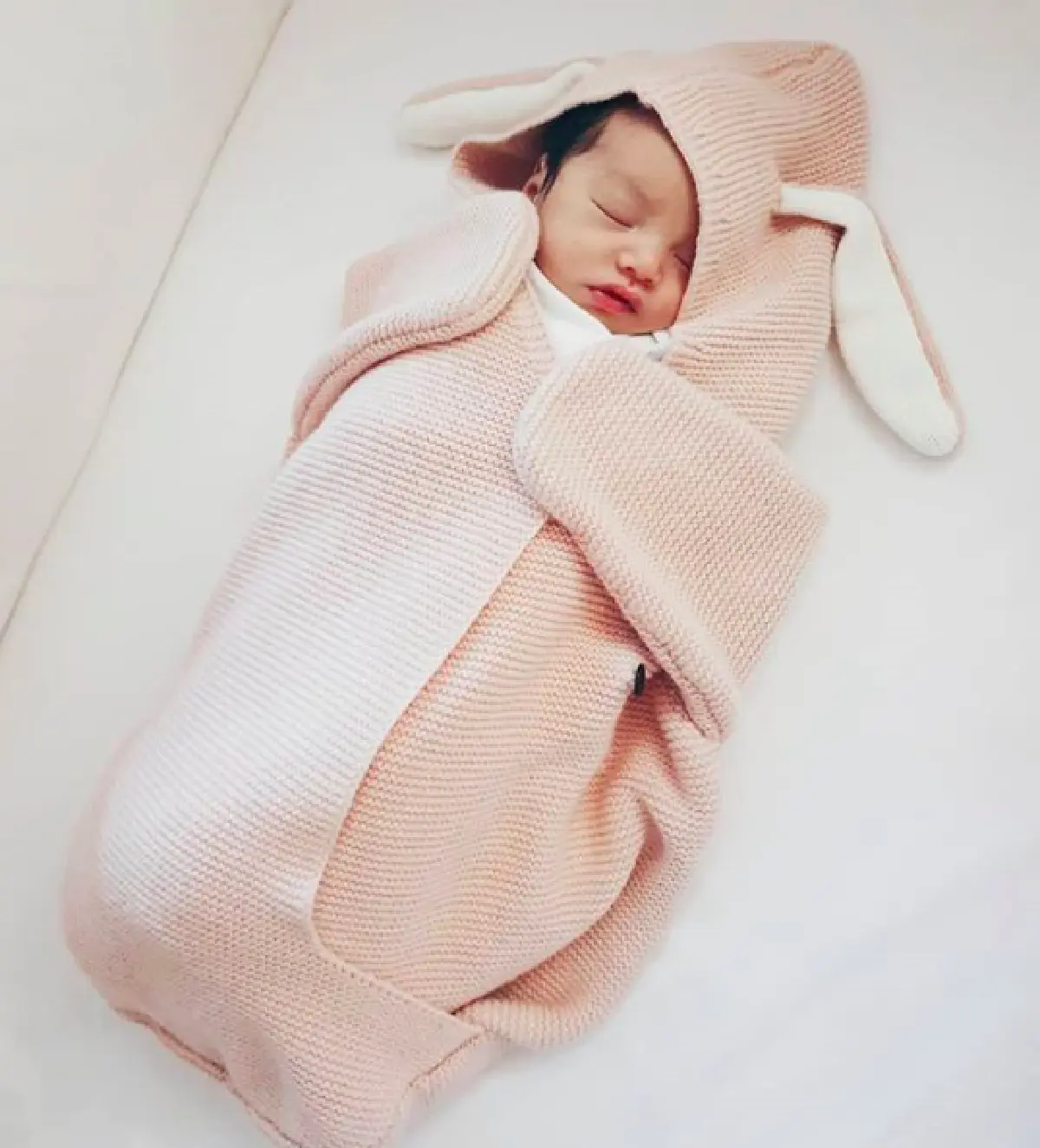 ส่องภาพ “น้องไทก้า” วัย 13 วัน ลูกชาย “แม่นิวเคลียร์-พ่อเพชรจ้า” ที่มองมุมไหนก็หล่อ!