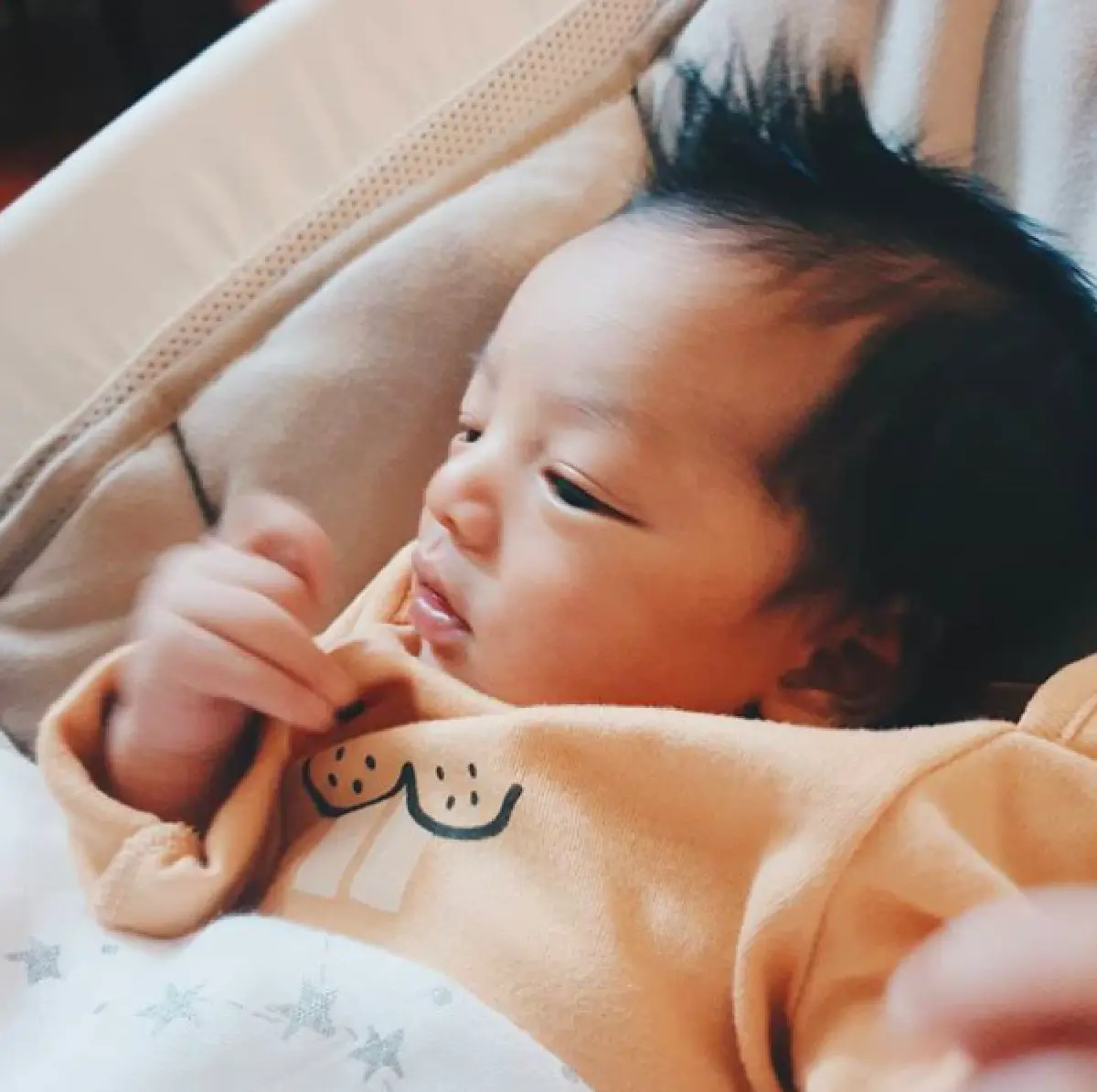 ส่องภาพ “น้องไทก้า” วัย 13 วัน ลูกชาย “แม่นิวเคลียร์-พ่อเพชรจ้า” ที่มองมุมไหนก็หล่อ!