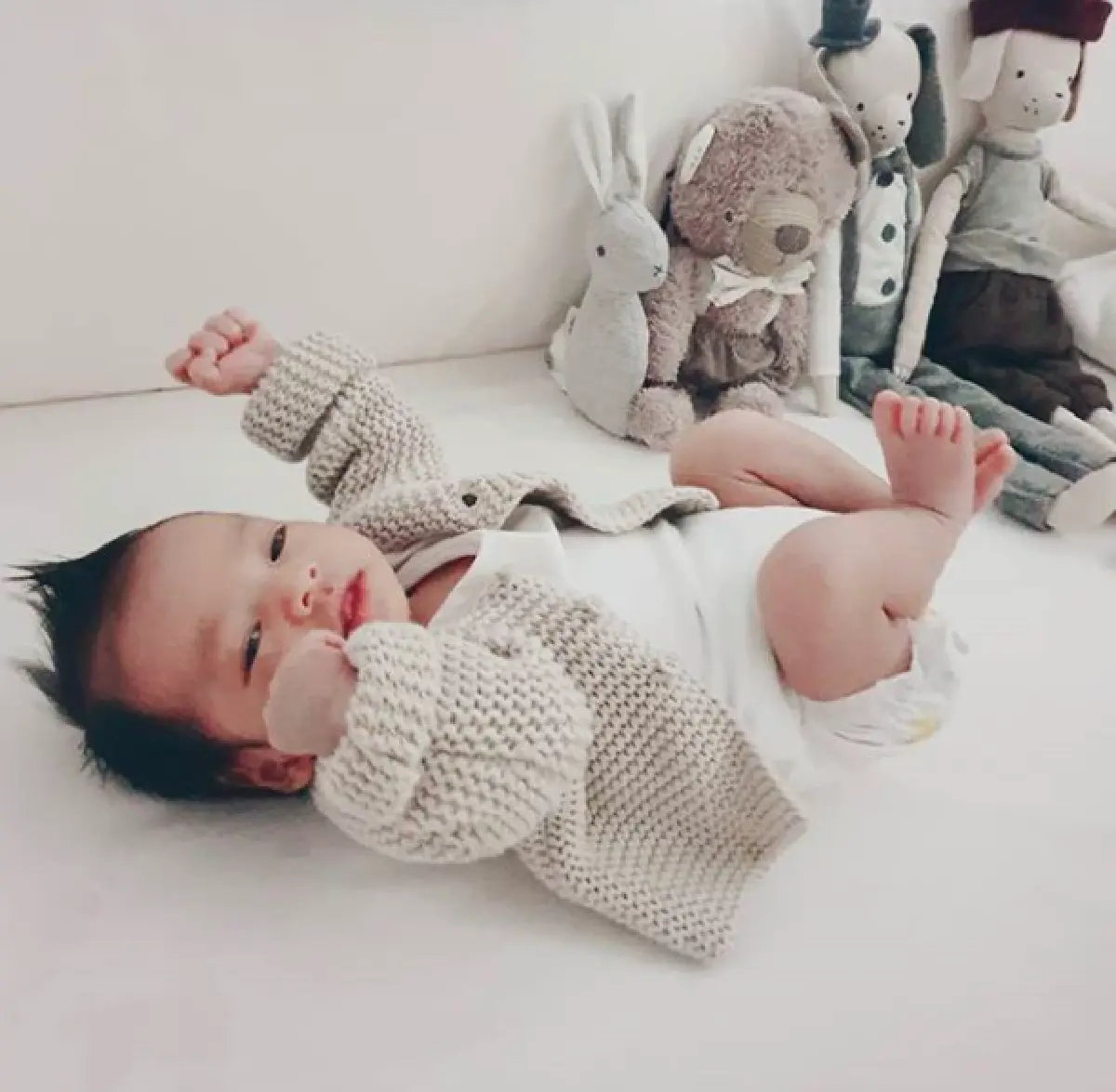 ส่องภาพ “น้องไทก้า” วัย 13 วัน ลูกชาย “แม่นิวเคลียร์-พ่อเพชรจ้า” ที่มองมุมไหนก็หล่อ!