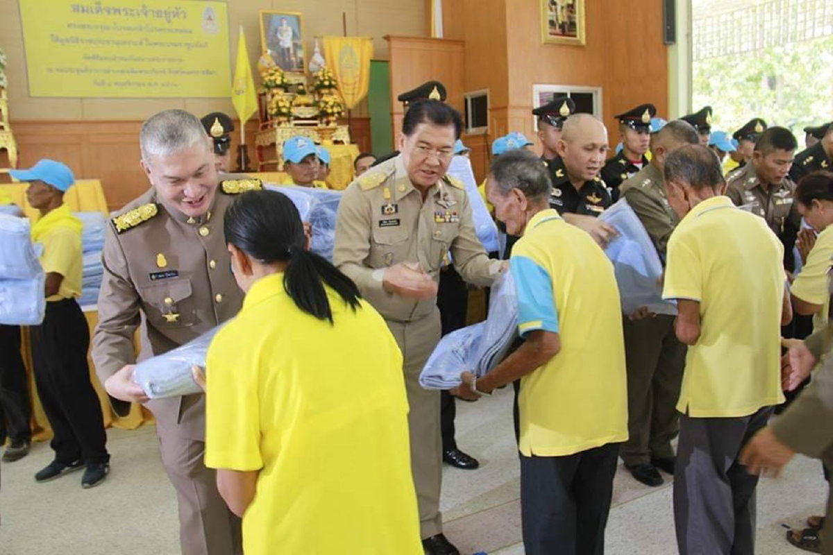 สมเด็จพระเจ้าอยู่หัวโปรดเกล้าฯพระราชทานผ้าห่มผู้ประสบภัยหนาว สมเด็จพระเจ้าอยู่หัวโปรดเกล้าฯพระราชทานผ้าห่มผู้ประสบภัยหนาว