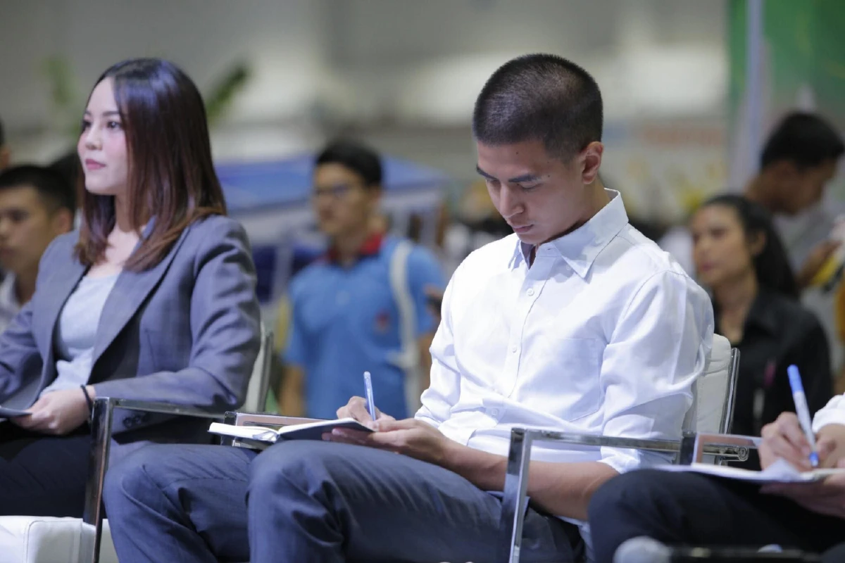 "ไอติม" มองนักการเมืองไทยพูดดีเยอะ เผยอยากเป็นคนฟังเพื่อได้รู้ปัญหา