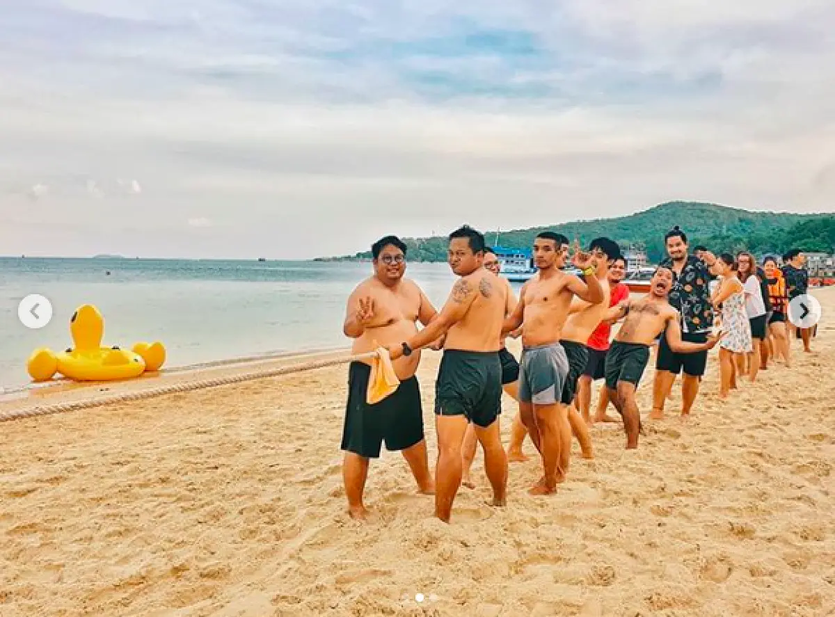 “ตูน-ก้อย” พร้อมแท็กทีมงาน “ก้าวคนละก้าว” รวมตัวครบรอบหนึ่งปี พากันเที่ยวทะเลเกาะเสม็ด