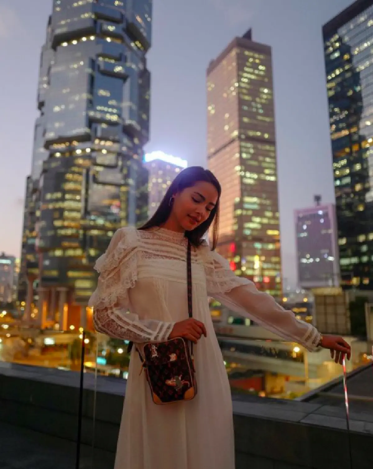 การเดินทางไม่ง่าย “ญาญ่า” ทำได้! พิชิตยอดเขา Suicide Cliff ที่ฮ่องกง