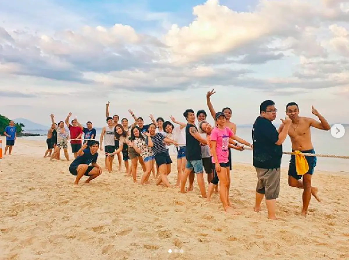“ตูน-ก้อย” พร้อมแท็กทีมงาน “ก้าวคนละก้าว” รวมตัวครบรอบหนึ่งปี พากันเที่ยวทะเลเกาะเสม็ด