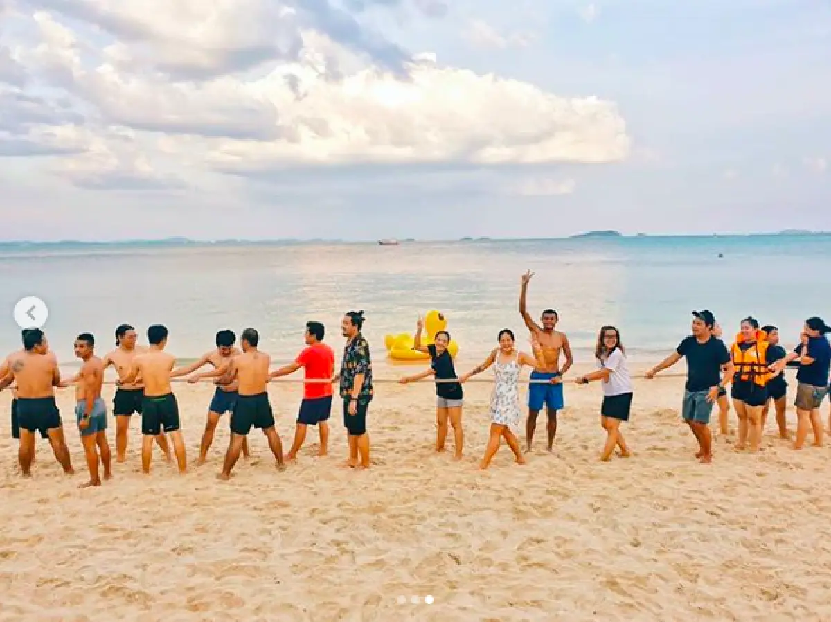 “ตูน-ก้อย” พร้อมแท็กทีมงาน “ก้าวคนละก้าว” รวมตัวครบรอบหนึ่งปี พากันเที่ยวทะเลเกาะเสม็ด