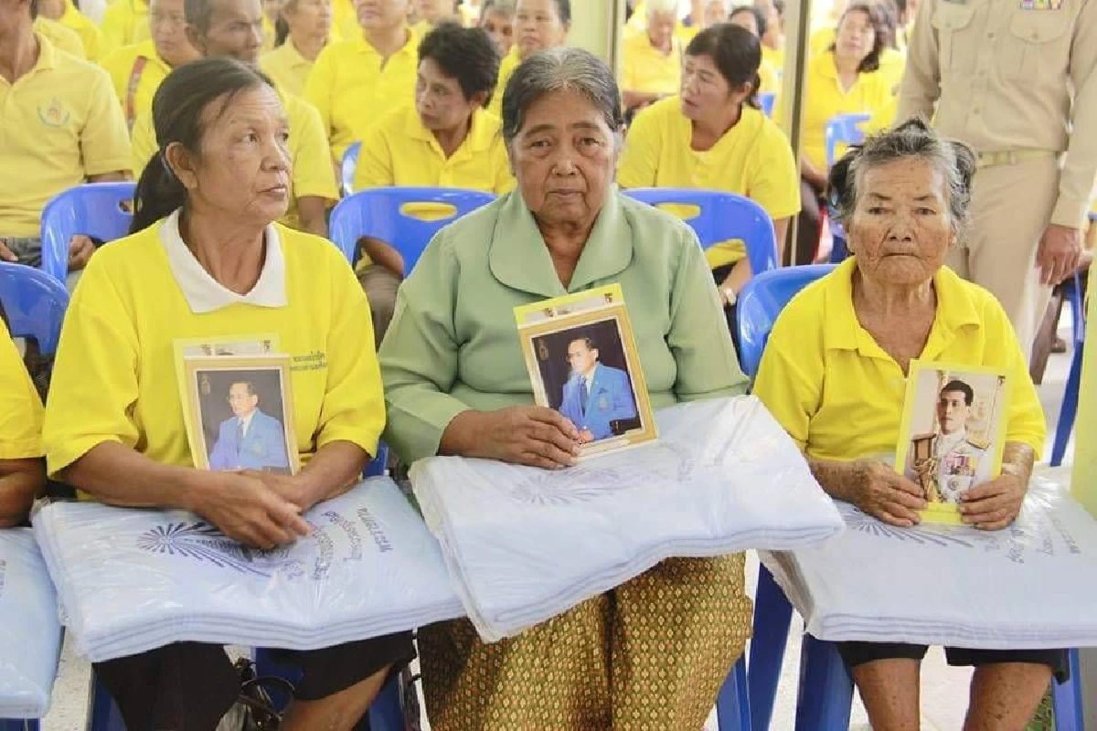 สมเด็จพระเจ้าอยู่หัวโปรดเกล้าฯพระราชทานผ้าห่มผู้ประสบภัยหนาว