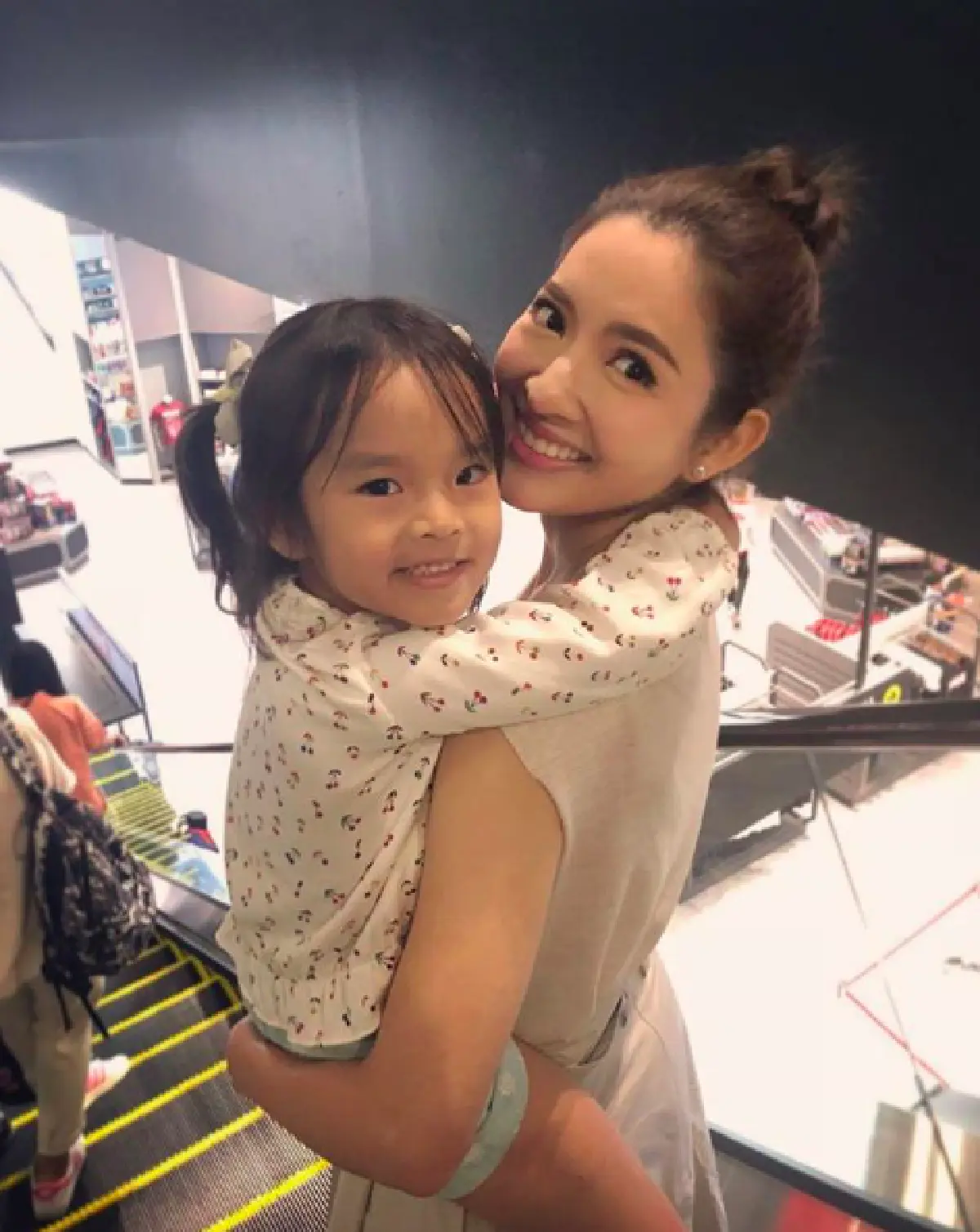 ยังคงความสตรอง “แอฟ ทักษอร” เดินหน้าทำหน้าที่แม่ต้อนรับเปิดเทอม “น้องปีใหม่”