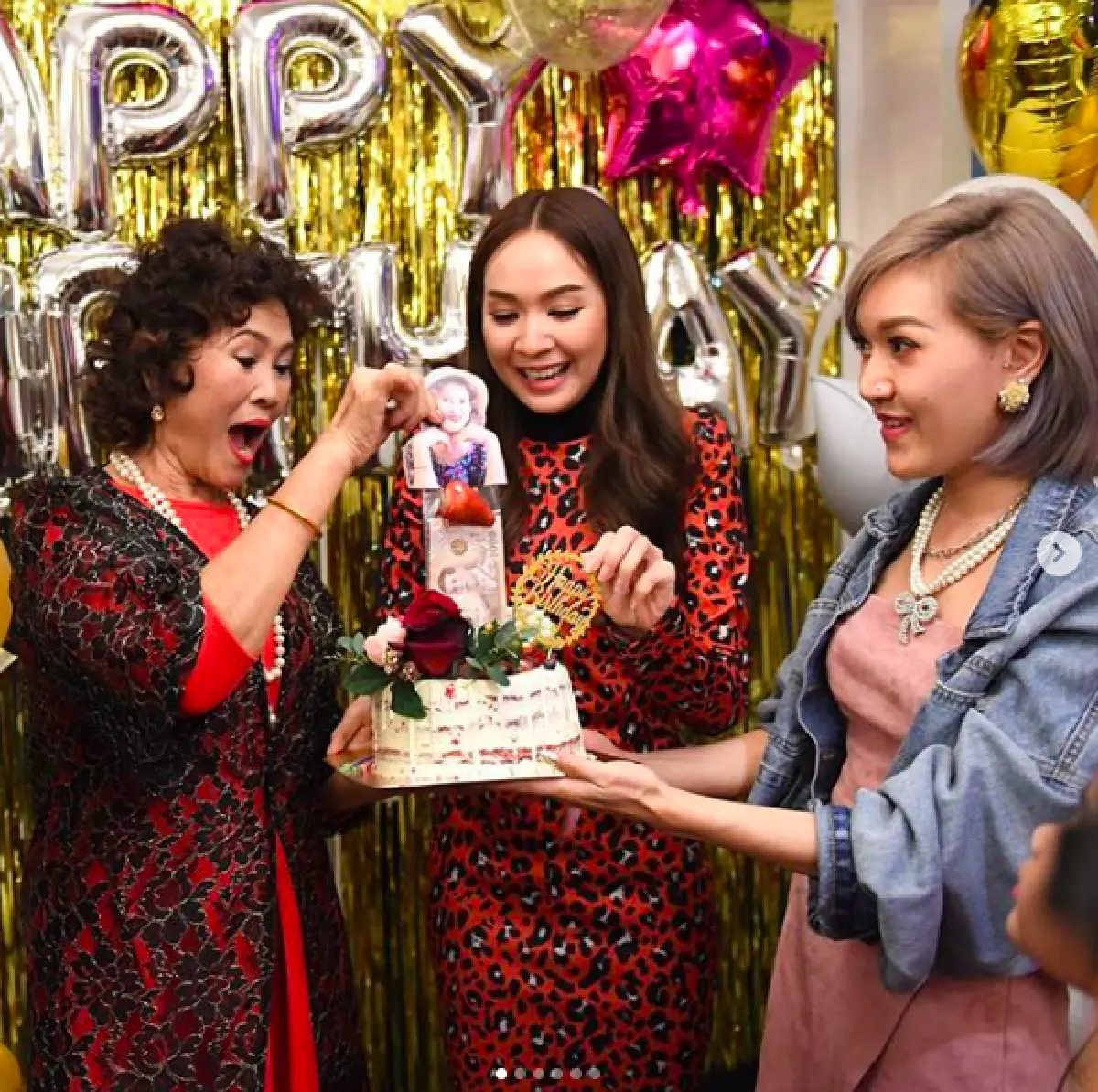 "โฟร์ ศกลรัตน์” เซอร์ไพรส์วันเกิดคุณแม่ ด้วยเค้กซ่อนพวงมาลัยเแบงค์พันยาวไว้ข้างใน