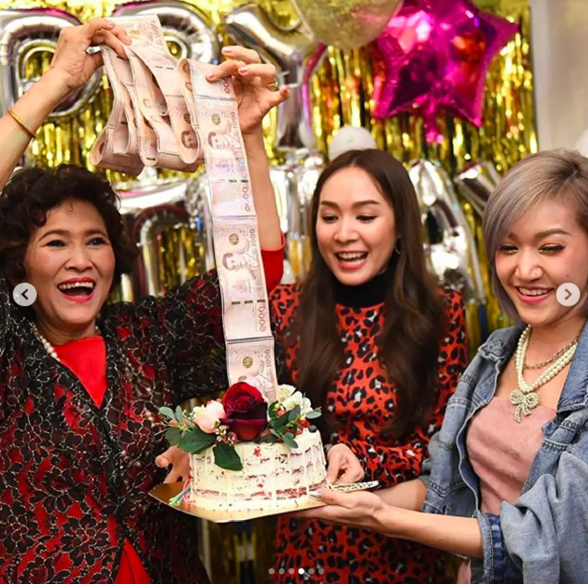 "โฟร์ ศกลรัตน์” เซอร์ไพรส์วันเกิดคุณแม่ ด้วยเค้กซ่อนพวงมาลัยเแบงค์พันยาวไว้ข้างใน