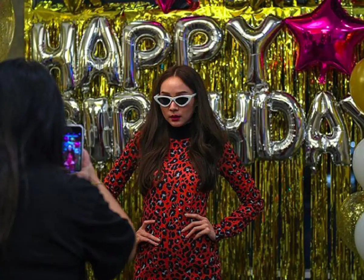 "โฟร์ ศกลรัตน์” เซอร์ไพรส์วันเกิดคุณแม่ ด้วยเค้กซ่อนพวงมาลัยเแบงค์พันยาวไว้ข้างใน