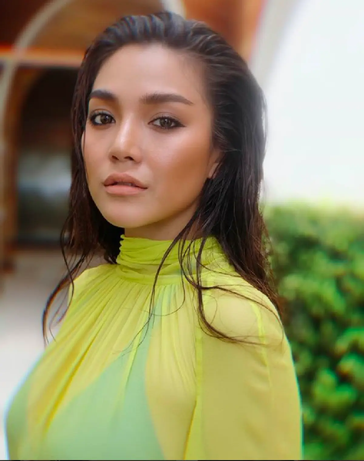 สยบทุกสายตา! "ปราง กัญญ์ณรัณ” อวดหุ่นเฟิร์มท้าลมทะเลเบาๆ ที่เกาะสมุย