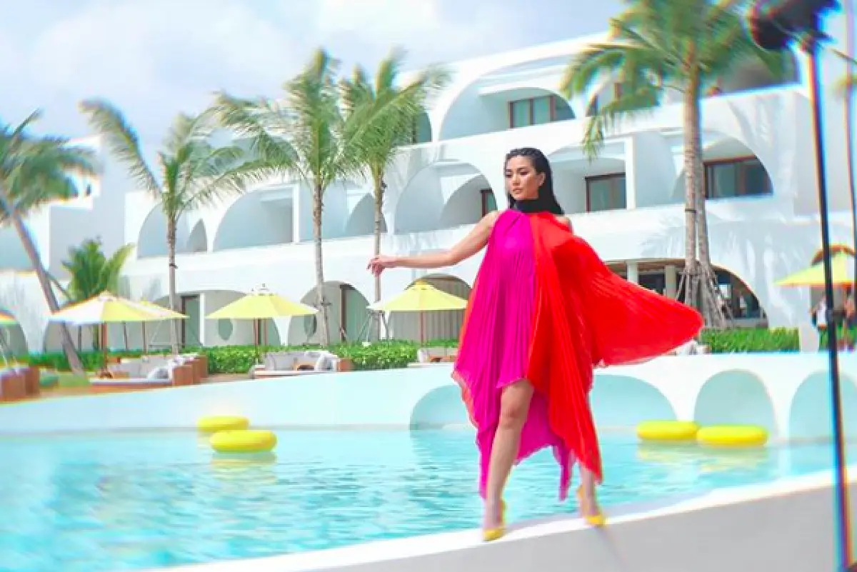 สยบทุกสายตา! "ปราง กัญญ์ณรัณ” อวดหุ่นเฟิร์มท้าลมทะเลเบาๆ ที่เกาะสมุย