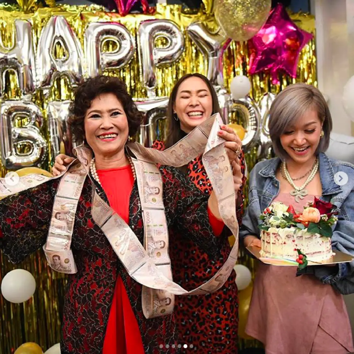 "โฟร์ ศกลรัตน์” เซอร์ไพรส์วันเกิดคุณแม่ ด้วยเค้กซ่อนพวงมาลัยเแบงค์พันยาวไว้ข้างใน