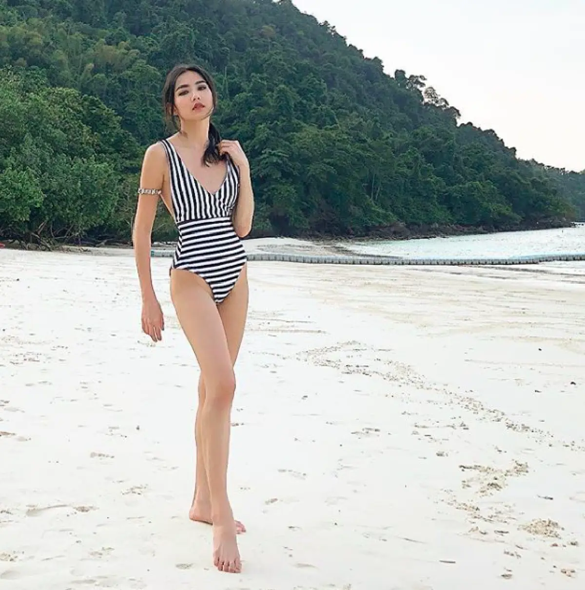 แซ่บพริกขี้หนู! "กิ๊บซี่ วนิดา” อวดหุ่นสุดเซ็กซี่ในชุดว่ายน้ำเที่ยวทะเลเกาะนาวโอพี