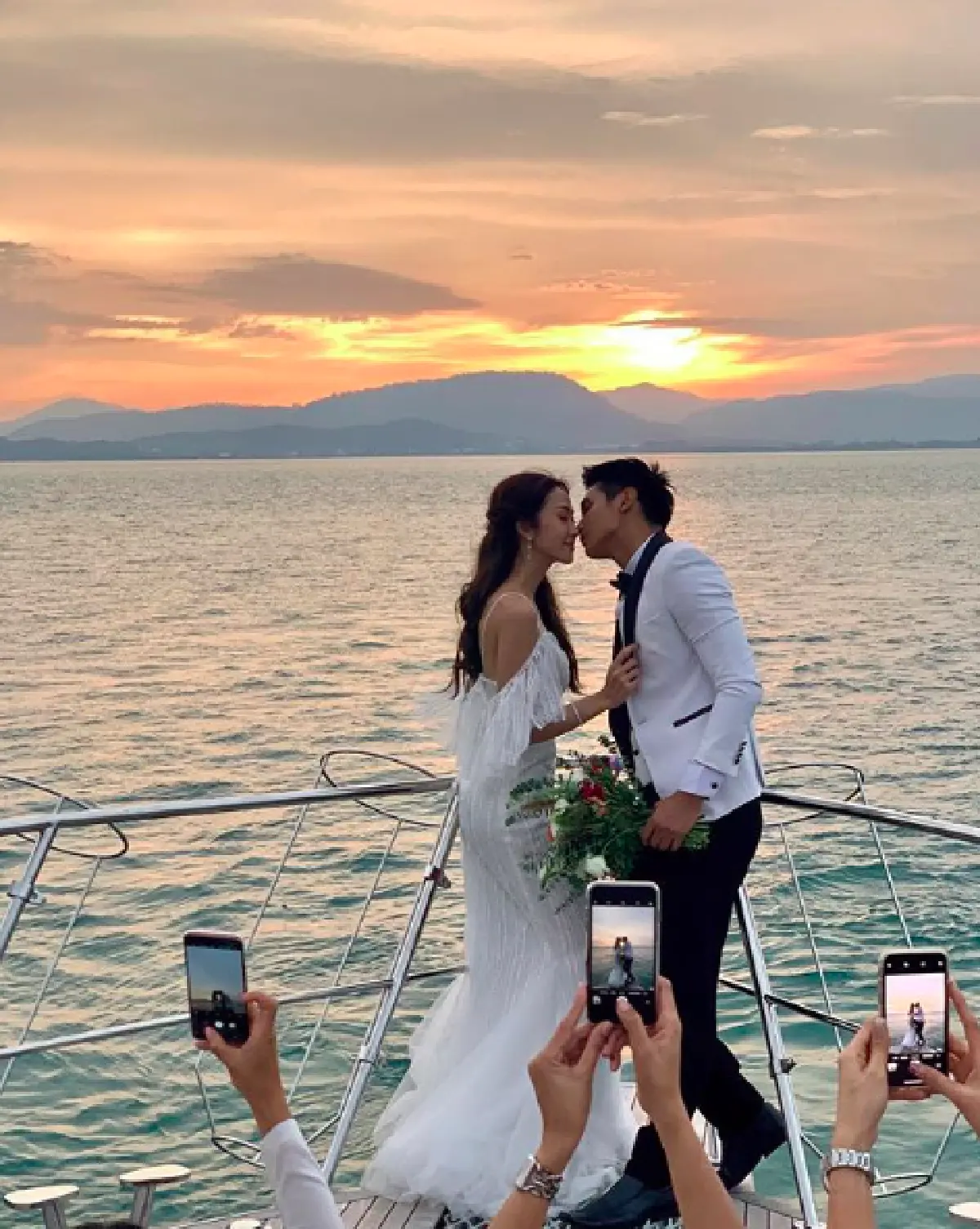 “ยุ้ย-ธันน์” จัดปาร์ตี้เล็กๆ สุดอบอุ่นบนเรือ พร้อมเผยความในใจของทั้งคู่