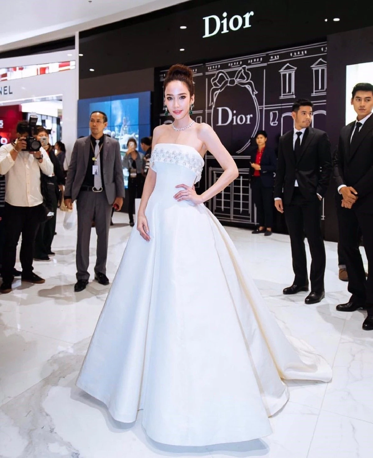 ยืนหนึ่งไอคอนสยาม! อั้ม พัชราภา สวยสง่าในชุดเดรสเกาะอกสีขาว