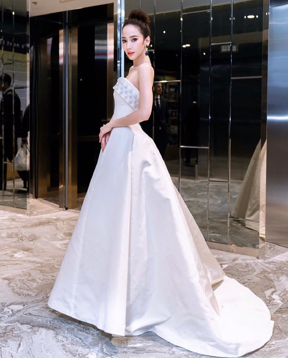 ยืนหนึ่งไอคอนสยาม! อั้ม พัชราภา สวยสง่าในชุดเดรสเกาะอกสีขาว