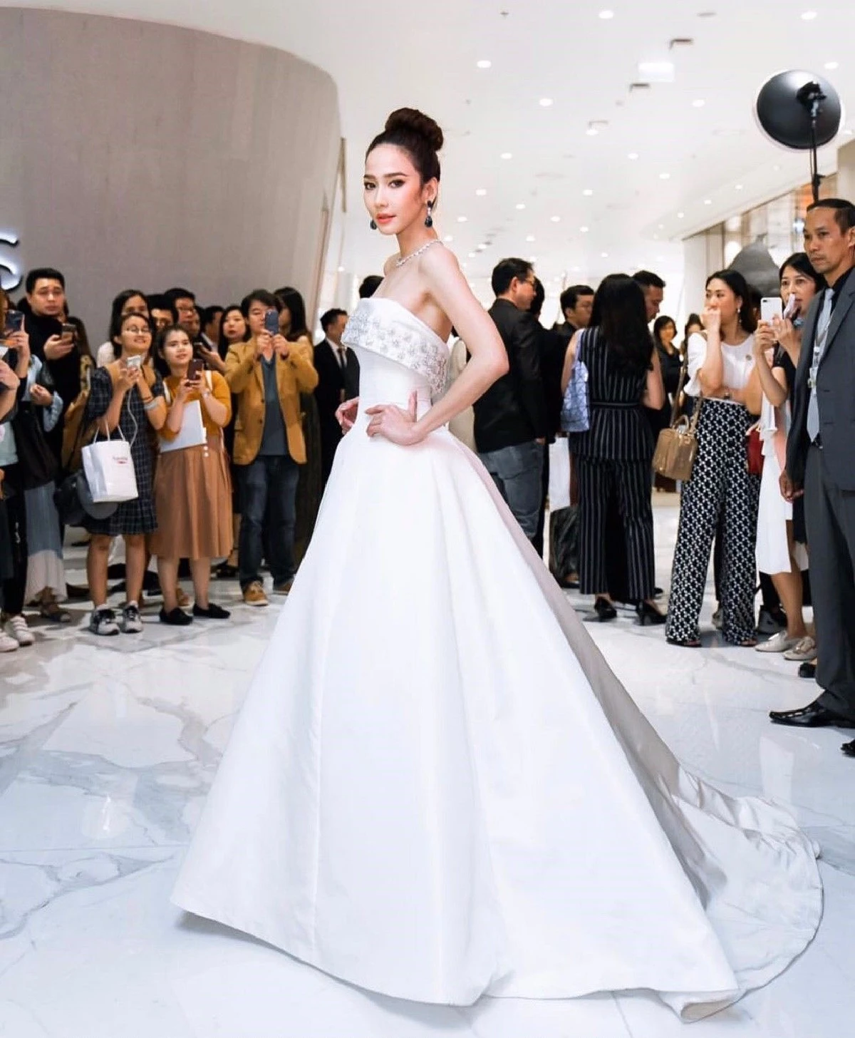 ยืนหนึ่งไอคอนสยาม! อั้ม พัชราภา สวยสง่าในชุดเดรสเกาะอกสีขาว