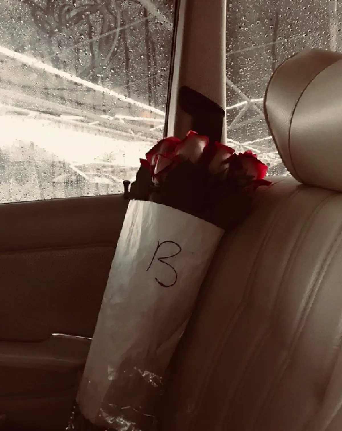 หัวใจกลับมาสีชมพูอีกครั้ง!? “ยิปซี” สุดร่าเริงกับช่อดอกกุหลาบ ที่ทำให้ยิ้มกว้างมาก