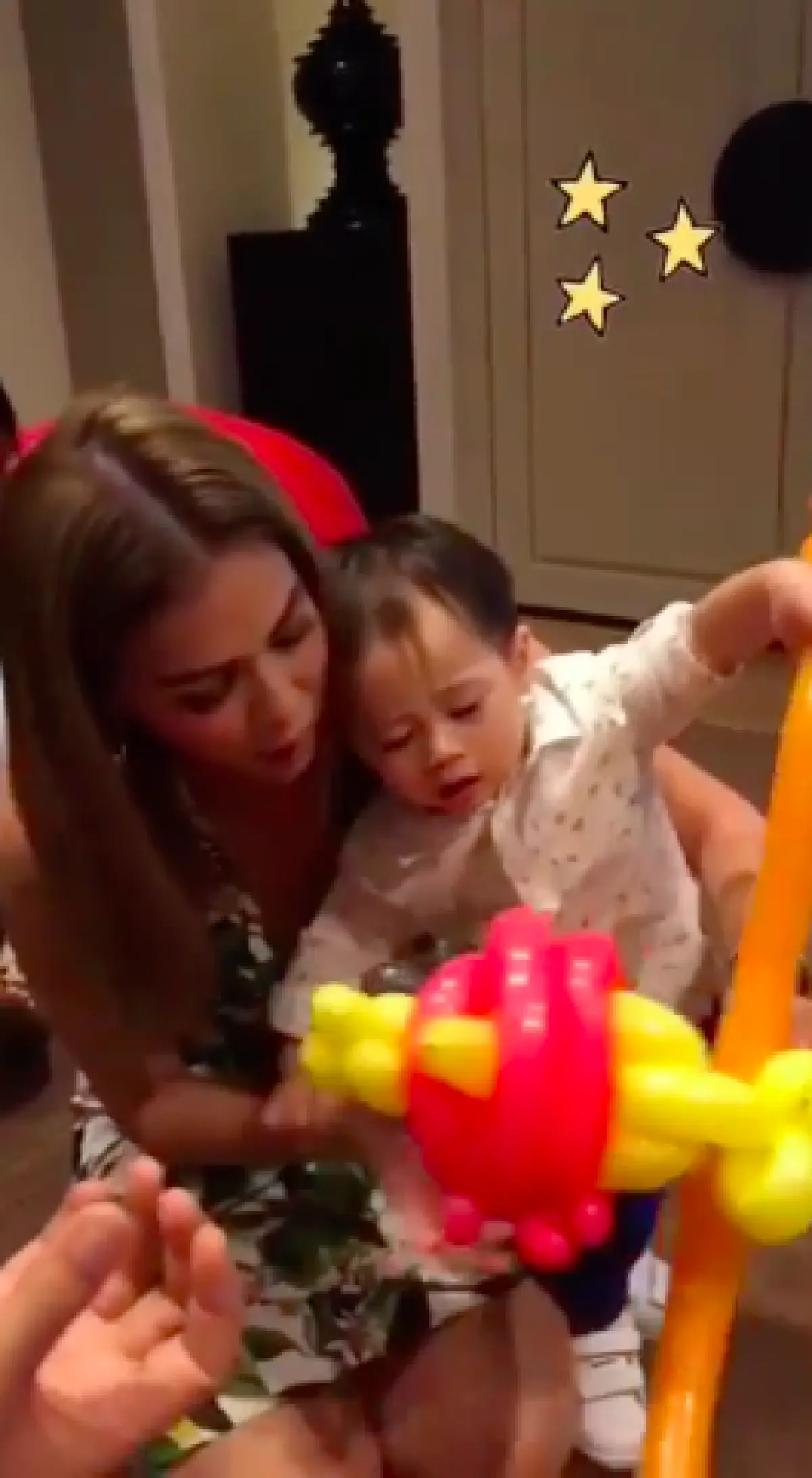 "เอมมี่ มรกต" จัดปาร์ตี้ Baby Shower ในธีมสีเหลือง พร้อมเฉลยเพศลูก