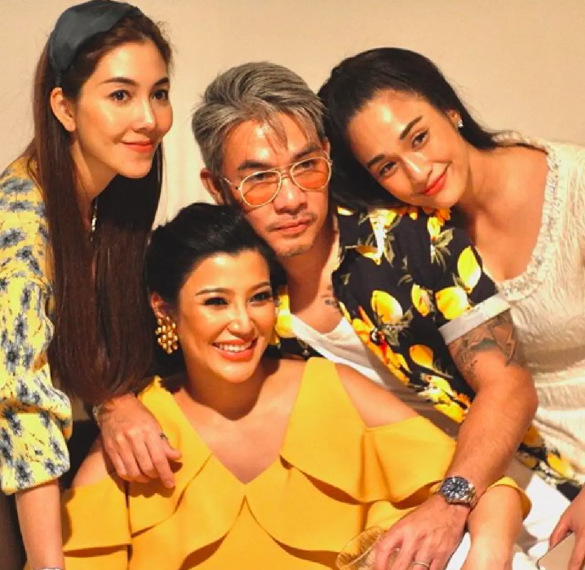 "เอมมี่ มรกต" จัดปาร์ตี้ Baby Shower ในธีมสีเหลือง พร้อมเฉลยเพศลูก