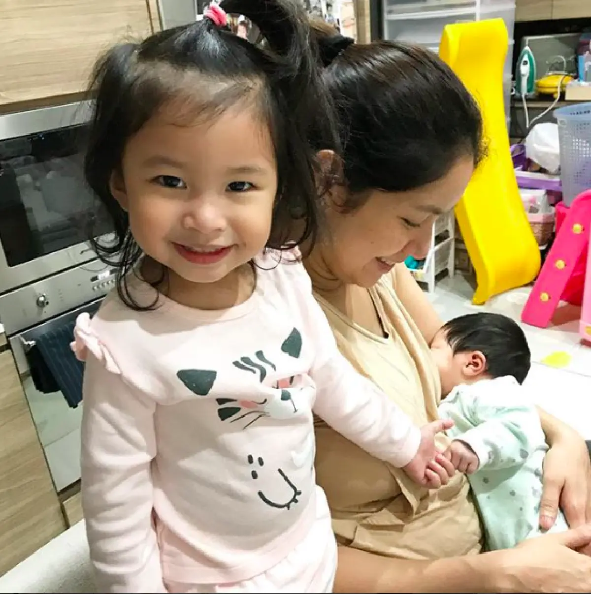 "น้องปริม” หวงแม่มาก "เบนซ์ พรชิตา” เผยภาพอบอุ่นขณะให้นมลูกสาวจากเต้าพร้อมกัน