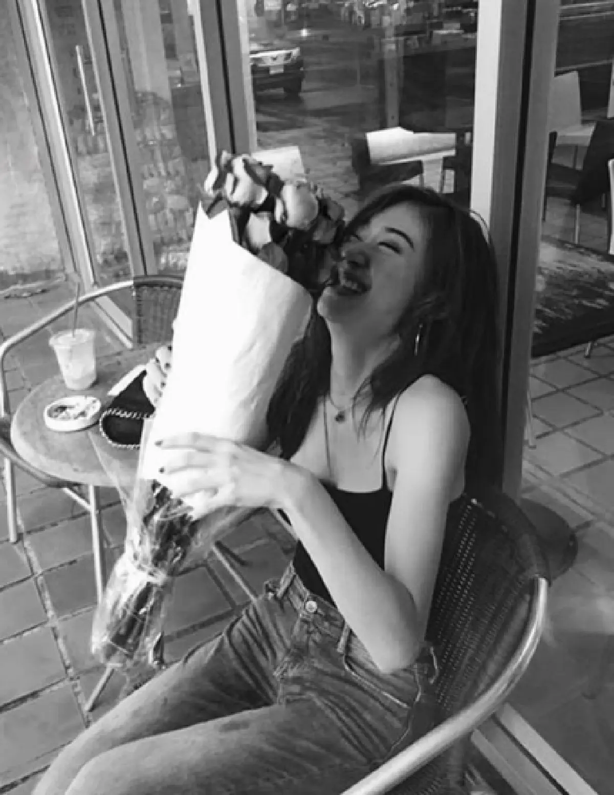 หัวใจกลับมาสีชมพูอีกครั้ง!? “ยิปซี” สุดร่าเริงกับช่อดอกกุหลาบ ที่ทำให้ยิ้มกว้างมาก