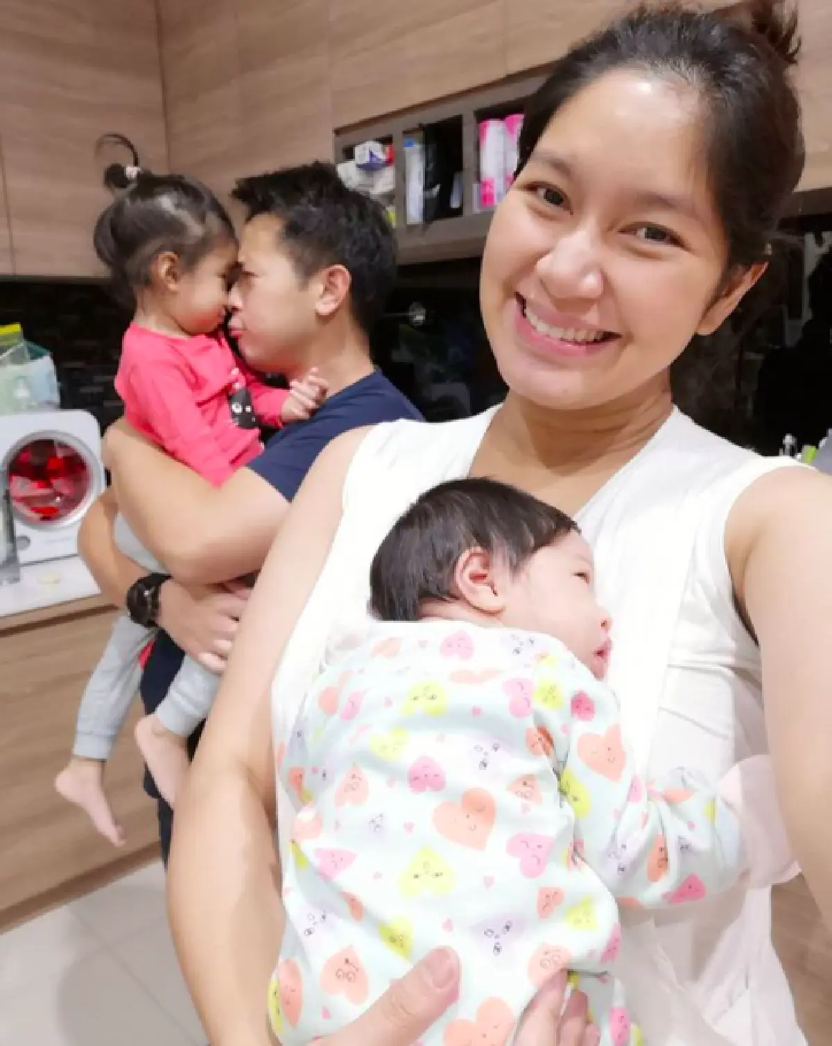 "น้องปริม” หวงแม่มาก "เบนซ์ พรชิตา” เผยภาพอบอุ่นขณะให้นมลูกสาวจากเต้าพร้อมกัน