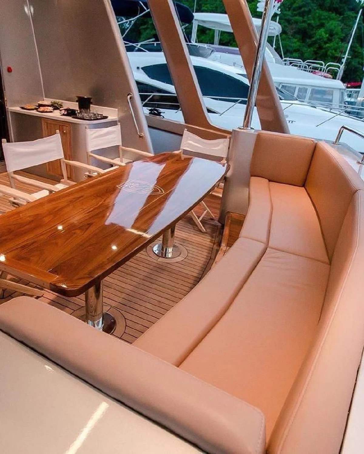 "ยุ้ย จีรนันท์" เผยภาพบรรยากาศภายในเรือยอชท์สุดหรู ที่ใช้ถ่ายพรีเวดดิ้ง