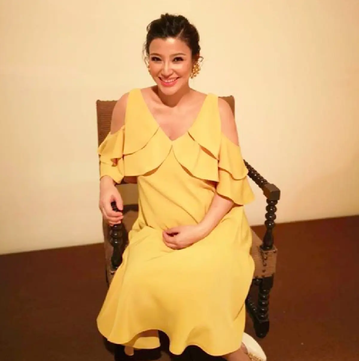 "เอมมี่ มรกต" จัดปาร์ตี้ Baby Shower ในธีมสีเหลือง พร้อมเฉลยเพศลูก