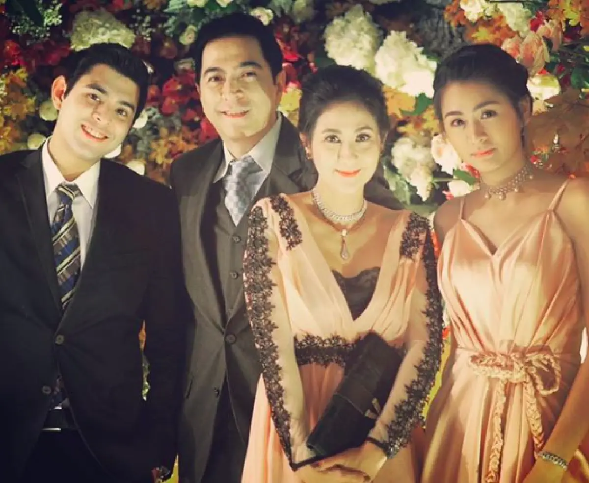 ”แซม ยุรนันท์” ครอบครัวออกงานพร้อมกัน จนแฟนๆ แซวแฝด 4 หรือเปล่า หน้าตาดีทั้งบ้าน