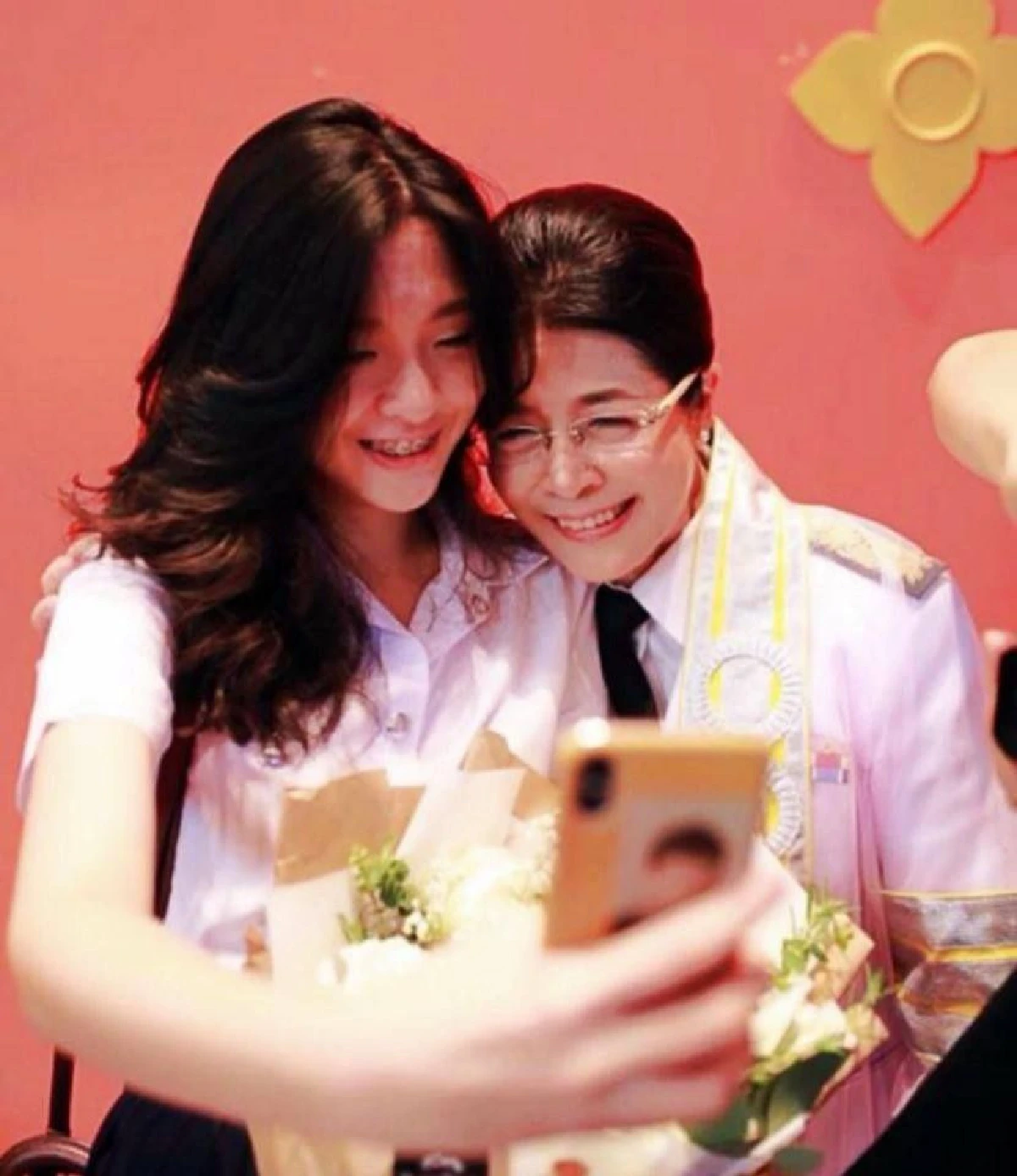 พักเรื่องการเมืองไว้ก่อน! โซเชียลแห่สนใจ "จินนี่" ลูกสาวหญิงหน่อย