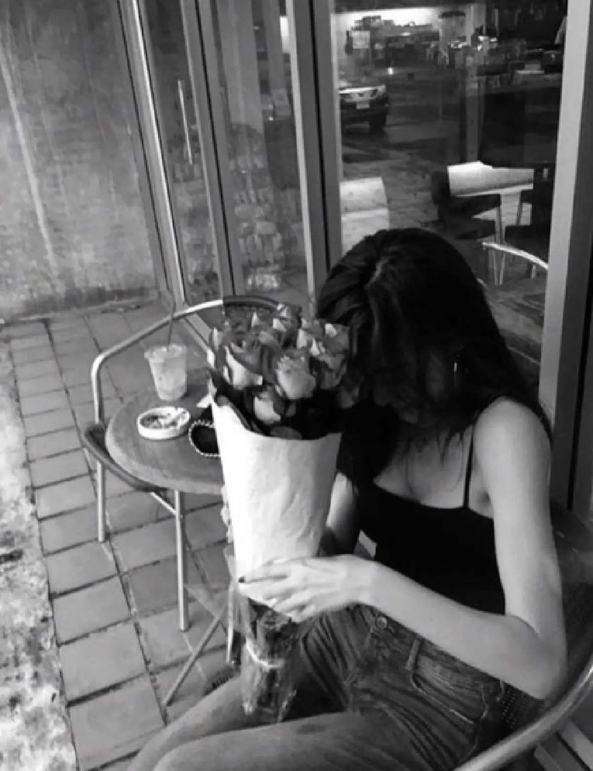 หัวใจกลับมาสีชมพูอีกครั้ง!? “ยิปซี” สุดร่าเริงกับช่อดอกกุหลาบ ที่ทำให้ยิ้มกว้างมาก