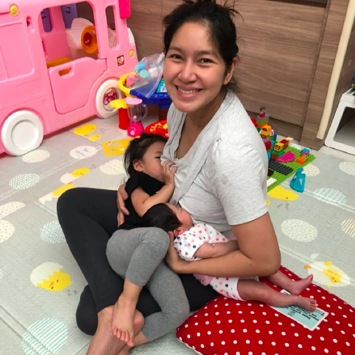 "น้องปริม” หวงแม่มาก "เบนซ์ พรชิตา” เผยภาพอบอุ่นขณะให้นมลูกสาวจากเต้าพร้อมกัน